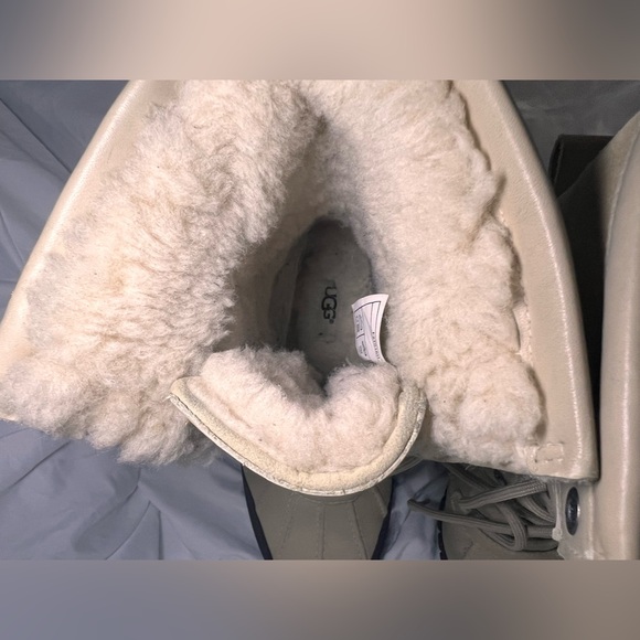 UGG women’s Adirondack III boot size 8 in cream colour - Picture 10 of 14